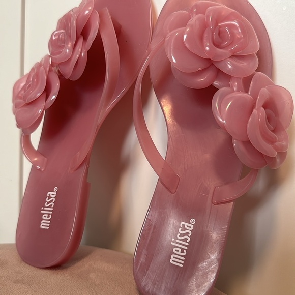 NWOT Stunning and romantic size 5 Melissa pink flip flops! - Picture 3 of 10